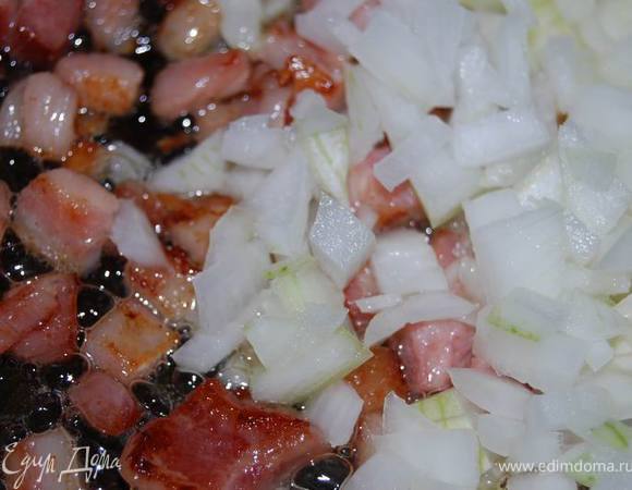 Обжарить бекон, добавить сливочное масло и мелко нарезанный лук.