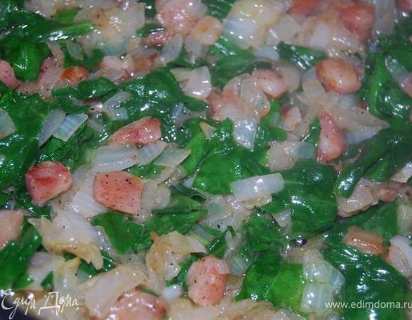 Шпинат ошпарить кипятком,порезать и добавить к луку с беконом на пару минут. 