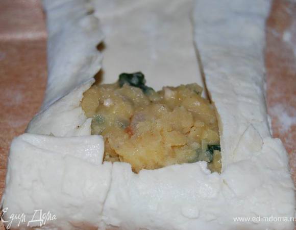 Тесто немного раскатать, на прямоугольники теста выложить гороховую начинку и свернуть рулетиком (очень понравилась мне такая форма пирожков в рецепте у Эллисы).