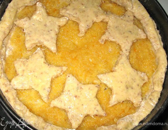 Конфитюр намазать на тесто, а сверху выложить звезды. Желток взбить со сливками и смазать им звезды.