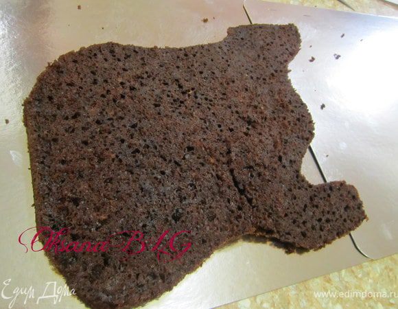 Приготовить бисквит по рецепту http://www.edimdoma.ru/recipes/31029 В большой прямоугольной форме.
Из бисквита вырезать квадрат, для основы гитары, а оставшийся бисквит оставить для грифа гитары.