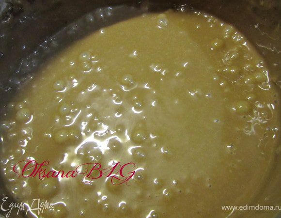 Предварительно приготовить ганаш. Сливки довести до кипения, добавить шоколад, растворить. Снять с огня добавить масло, перемешать. Охладить и взбить.