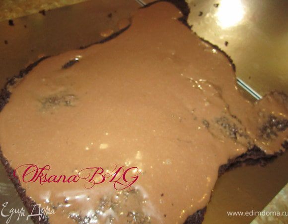 Бисквит разрезать на 3-4 коржа. Перемазать кремом. поставить в холодильник на 2-3 часа.