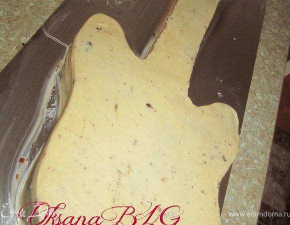 Подготовить масляный крем, покрыть и выровнять торт.