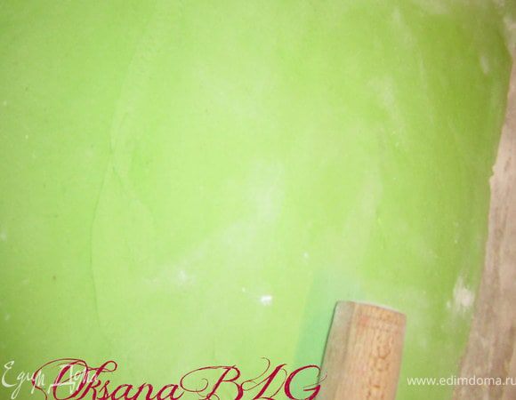 Приготовить мастику, раскатать.