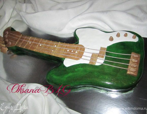 Гелевый краситель развести водкой, прокрасить торт. И прикрепить детали.