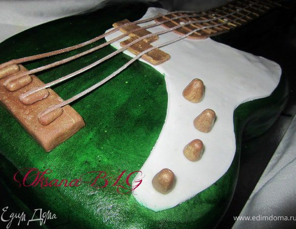 Из шокомастики вырезала накладку на гриф. На основу гитары сделала белую накладку.