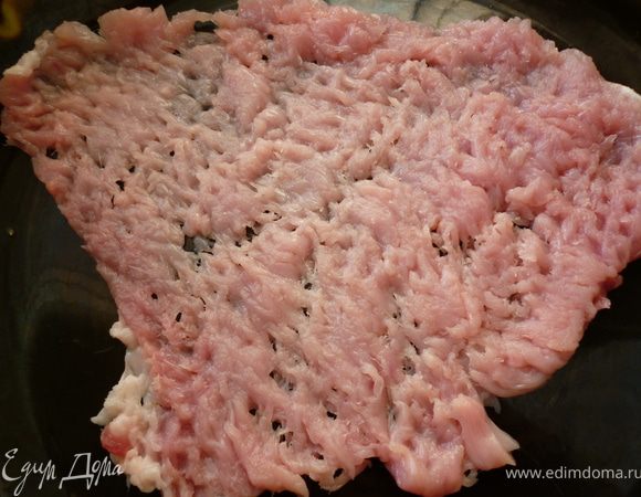 Подготовим мясо:вырезку нарезать на порционные куски(как для отбивных,толщиной около 1см),отбить с двух сторон каждый кусок.