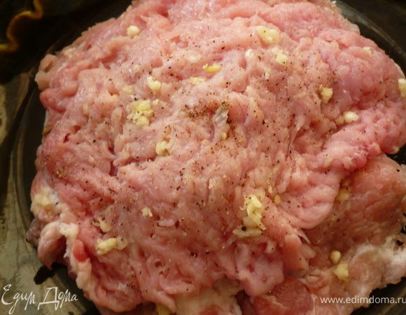Чеснок пропустить через пресс и понемножку смазать каждый отбитый кусок мяса с одной стороны и сложить их стопкой друг на друга,закрыть крышкой или пленкой и убрать в холодильник на 30 минут.