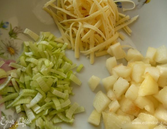 Теперь приготовим начинку:сыр натереть на крупной терке,порей нарезать не крупной соломкой или полукольцами,грушу почистить,удалить сердцевину и нарезать кубиками(около сантиметра).
