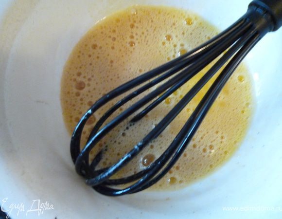 Приготовить панировку:Яйца взбить с солью и перцем,в отдельную мисочку насыпать муку.