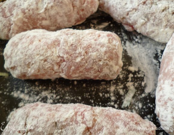 Каждый рулетик хорошо обвалять в муке и дать полежать минуты 2-3,что бы мука лучше впиталась в мясо(тогда не будет пригорать и вытекать сок).