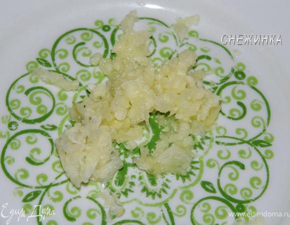 Чеснок почистить, измельчить (я выдавила через чеснокодавку). Кабачки вытереть бумажным полотенцем от образовавшейся жидкости и натереть чесноком.