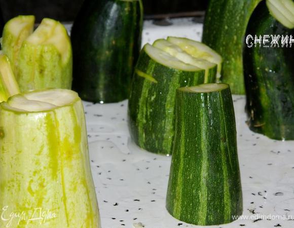 Духовку разогреть до 200С. Противень сбрызнуть растительным (оливковым) маслом, установить на него кабачки. Поставить в духовку запекаться до полуготовности.