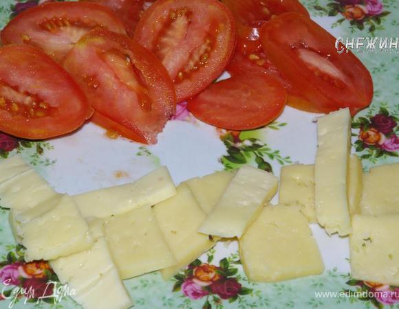 Сыр нарезать пластинками, помидоры колечками.