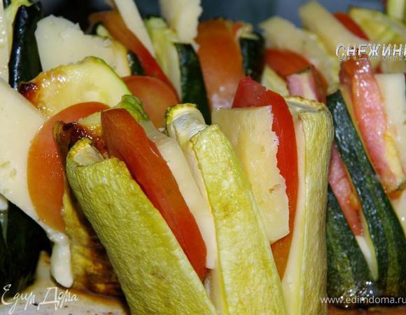 Вставить по кусочку сыра и помидора в разрезы кабачков. Отправляем в духовку до окончательного запекания кабачка, помидора и расплавления сыра.