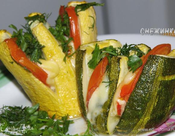 Достаем из духовки, перекладываем кабачки на блюдо и посыпаем зеленью. Приятного аппетита!