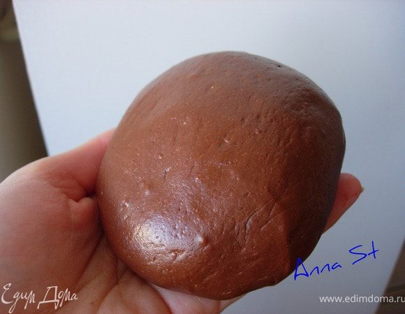 Раскатываем шокомастику (200гр маршмеллоу,100 гр черного шоколада - растопить в микроволновке и добавить 100 сахарной пудры, чтоб была эластичной)и обтягиваем ею торт. Поскольку у меня торт был ну просто огромным (около 5 кг)мне мастики немножко не хватило))