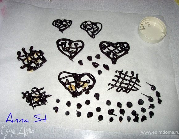 Растапливаем 100 гр шоколада (можно добавить 20-50 гр сливочного масла) и наполняем либо кондитерский мешок либо свернутый кулечком пергамент. Всё же лучше сделать кулек из пергамента, потому что я потом долго отмывала насадку кондитерского от шоколада. На пергаменте рисуем фигурки, можно рисовать сверху на орехах и добавлять съедобные бусинки. Получится очень красиво...и отправляем застывать в холодильник. Такие фигурки можно приготовить заранее и хранить в холодильнике переложив бумагой.