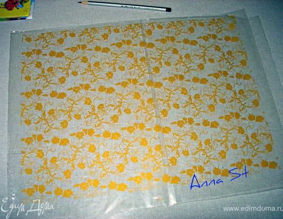 На просторах интернета можно заказать специальную переводную пленку для шоколада (стОит недорого) - на нее нанесены красителем различные рисунки. Вот как она выглядит: