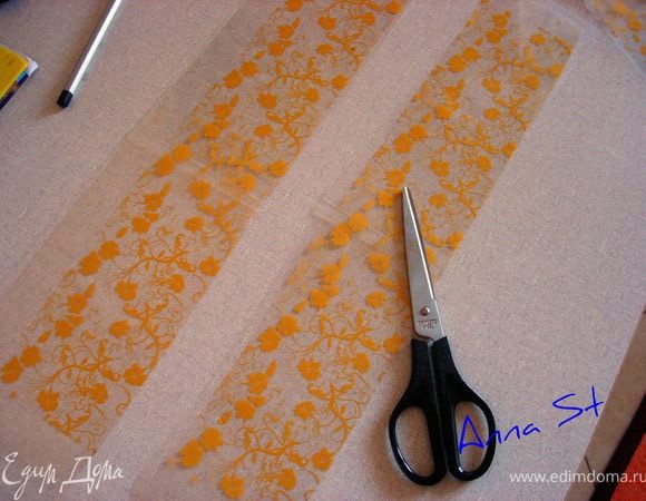 Разрезаем ее по длине и высоте торта (у меня две ленты по 34см и 7см по высоте)