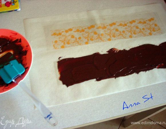 Снимаем прозрачную защитную пленку. Наносим лопаткой или широким ножом равномерный слой (0,3-0,5см примерно)и даем схватиться, переносим в холодильник на 10 мин. Чтобы шоколад очень быстро не засыхал при нанесении, я для этого и добавляю кусочек масла.