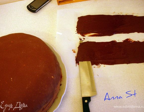 Достаем из холодильника и аккуратно ножом отделяем полоски от пергамента.