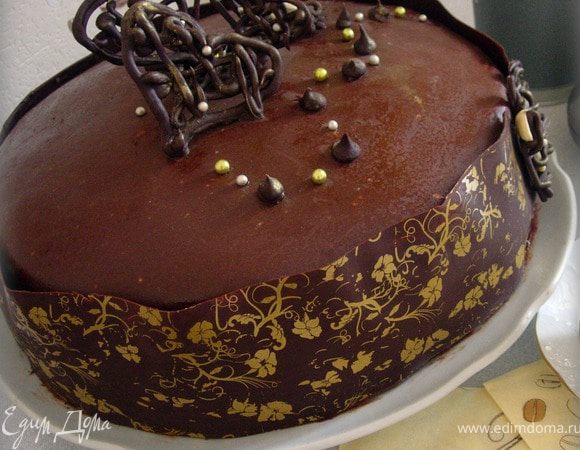 Затем украшаем вверх торта. Сверху покрываем кандурином.