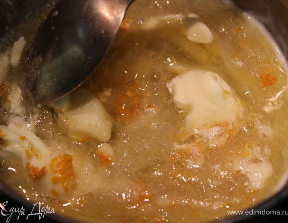Поставить на огонь сотейник с яйцами,сахаром, маслом и цедрой апельсинов... Нагреть до растворения сахара, все время помешивая...