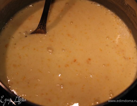 Добавить соду и размешать. Когда поднимется белая пена, тесто станет как мусс густым, снять с огня.