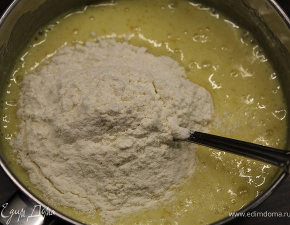 Добавить половину порции муки и размешать.
