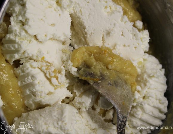 Добавить творог и размешать.