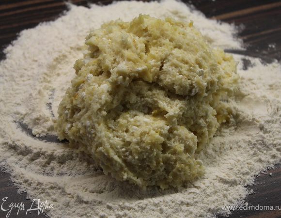 Добавить остальную муку и на столе замесить тесто.