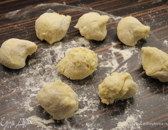 Разделить тесто на 8 частей.