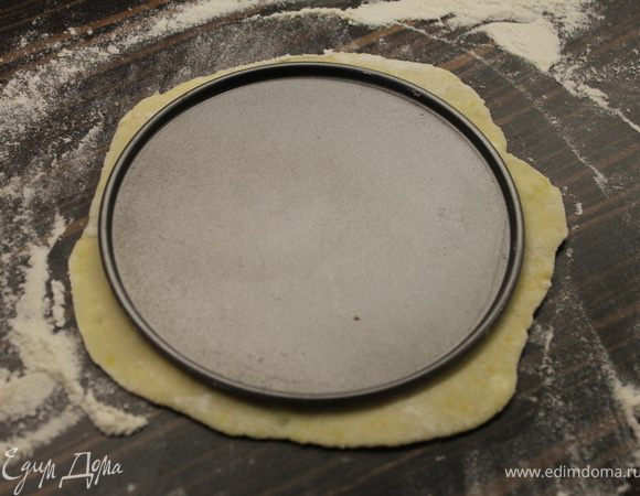 Раскатывать коржи скалкой,подсыпая если нужно муку, до нужного диаметра (примерьте тарелкой или дном от разъемной формы)... Вообще,чем тоньше тесто, тем вкуснее!