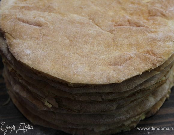 Выпекать до золотистого цвета в разогретой духовке до 200 градусов. Поочередно по одному...Сразу можно обрезать неровности краев по той же тарелке. Из обрезков сделайте крошку, сложив их в блендер и размолов до нужного состояния. Ими можно обсыпать потом торт.