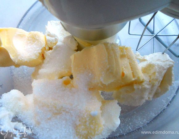 Соединить сыр, масло и сахар.