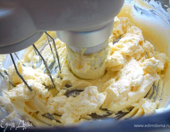 Около 2 минут взбивать миксером. 