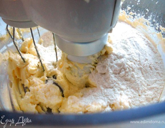 Добавить муку и еще раз хорошо размешать. 