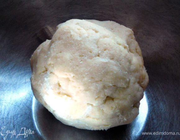Но достаточно переложить его в миску и несколько секунд уже руками размешать, и оно приобретет нужную текстуру. Сформировать в шар, накрыть миску пленкой и убрать в холодильник как минимум на час. 