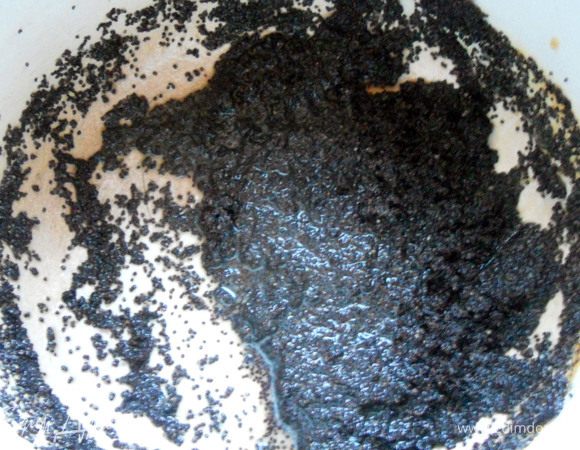 Подготовить начинку, если это требуется. ***У меня, помимо абрикосового джема был мак. Я никогда особо не работал с маком, знаю только, что его желательно как минимум распарить. Я сначала залил горячей водой, оставил на 10 минут, затем воду слил, мак отжал; добавил немного молока и меда и довел на плите до нужного состояния (молоко выпарилось, около 10 минут), после чего слегка размял ступкой. Вы, конечно же, можете использовать другой известный вам метод***