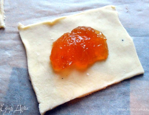 В середину положить 1 ч.л. начинки (впрочем, это зависит от размера печенья).