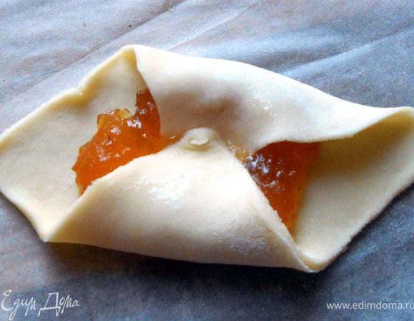 И второй; немного вдавить их в начинку. Духовку предварительно разогреть до 180+-, противень застелить бумагой и выложить на него печенье. Выпекать около 15 минут, или чуть меньше (должен появиться легкий золотистый оттенок). Обязательно дать немного остыть (горячие - хрупкие), затем достать с противеня и дать окончательно остыть. Присыпать сахарной пудрой и подавать! Нежные, вкусные, в меру сладкие, в общем рекомендую. На 10-14 шт.