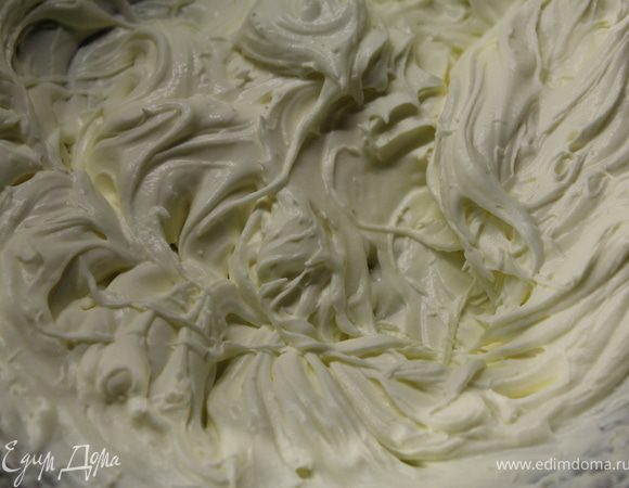 КРЕМ - взбить холодные сливки с сахарной пудрой.