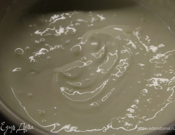 В отдельной чаше взбить сметану.