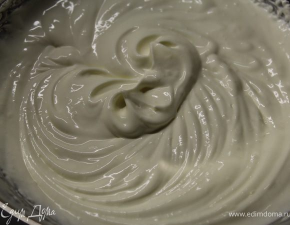Соединить сметану со сливками на самых низких оборотах миксера. Только до однородности!Добавить ликер..Крем готов.