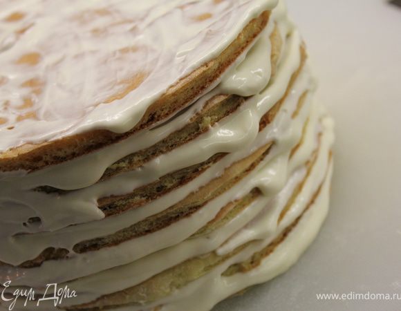 Промазывать каждый корж кремом достаточно щедро...Сложить все стопочкой. Сверху и бока тоже смазать кремом. Обсыпать крошкой и украсить по желанию...Я покрывала мастикой (крошки тогда уже не допускаются)... Дайте пропитаться торту ночь или еще дольше...