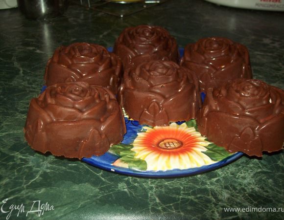 Кисточкой промазать силиконовые формы шоколадом и поставить в морозильку  на 5 минут. Взбить творог с сахарной пудрой и чайной ложкой молока или сливок.Достать формочки,положить творожок,немного сгущёнки,клубнику, и кусочки печенье(не очень маленькие)опять промазать шоколадом и на 10 минут в морозилку, и на минутак 5 в холодильник.