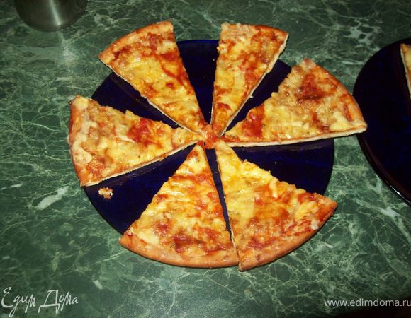 После того как тесто поднимется, раскатываем его в форме круга. 

Смазываем тесто  маслом в масло добавляем зубчик чеснока,базилик и орегано.

Сверху выкладываем сыр, моцареллу и дор-блю нарезаем маленькими кубиками, пармезан трём. Выкладываем сыр на пиццу, добавляем специй и ставим в духовку.
пицца будет готовиться примерно 25  30 минут.Я ещё добавила немножко болгарского  перца, и смазала томатной пастой