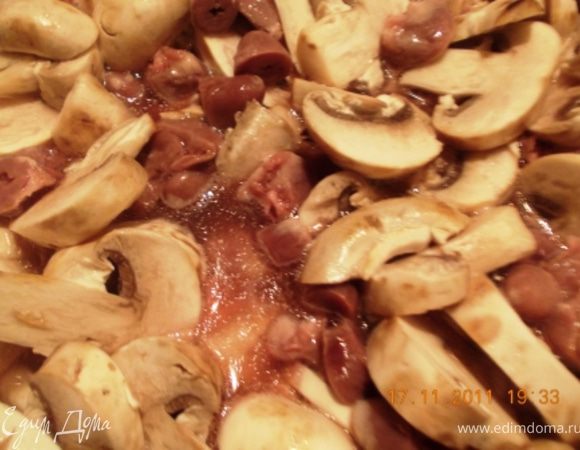 режем сердечки и тушим их в небольшом количестве воды ( я с водой не расчитала и у меня всё варилось, а не тушилось), затем добавляем грибы и тушим (варим) всё вместе